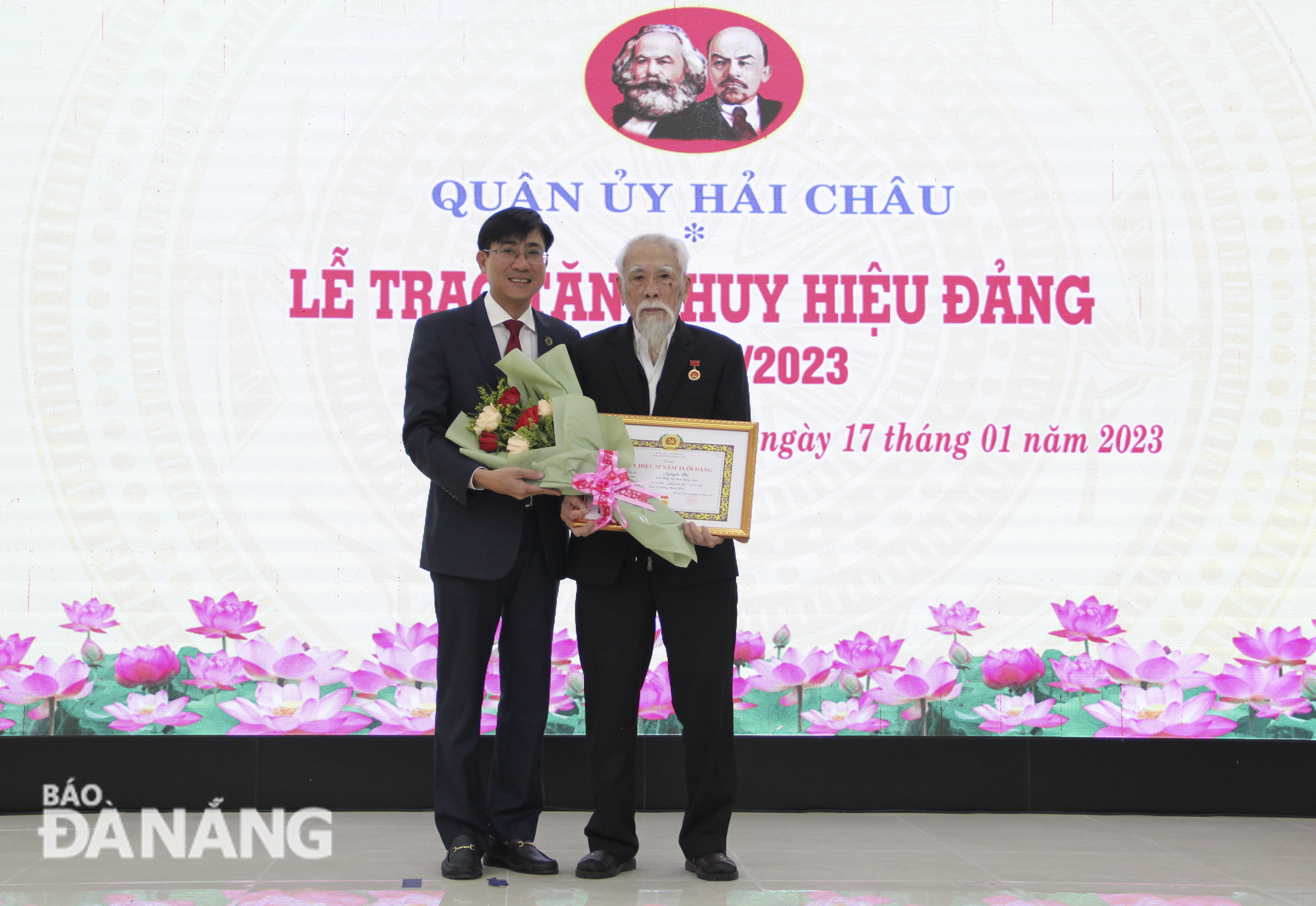 Quận ủy Hải Châu trao tặng Huy hiệu Đảng cho đảng viên đợt 3-2-2023