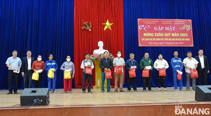 Lãnh đạo huyện Hòa Vang và đại diện Sở Tài nguyên và Môi trường tặng quà Tết cho các công nhân thu gom rác trên địa bàn huyện. Ảnh: HOÀNG HIỆP
