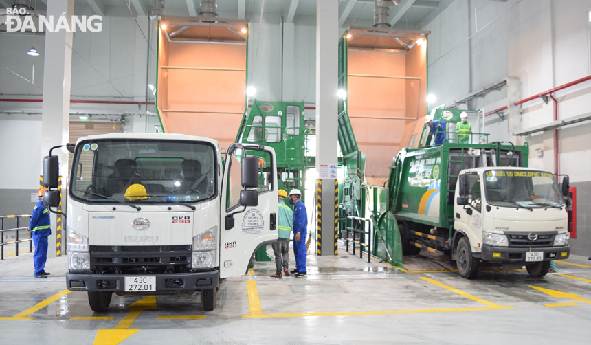 Các xe ép rác thế hệ mới đã được đưa vào phục vụ Tết và phối hợp vận hành Trạm trung chuyển chất thải rắn khu vực quận Sơn Trà. Ảnh: HOÀNG HIỆP