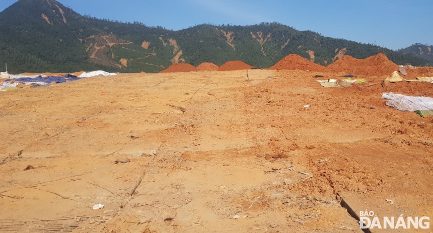 Khu vực đổ rác ở cao trình 55m tại đỉnh bãi rác Khánh Sơn đã sẵn sàng phục vụ vận hành chôn lấp khối lượng rác tăng gấp 3 lần ngày thường vào những ngày giáp Tết. Ảnh: HOÀNG HIỆP