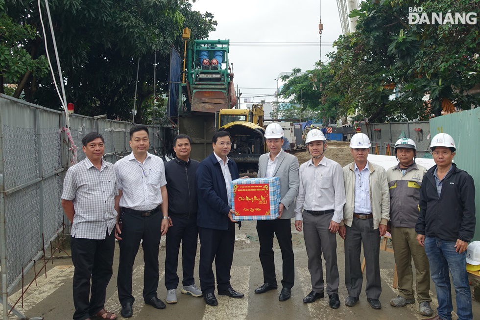 Lãnh đạo Ban quản lý dự án đầu tư xây dựng các công trình giao thông Đà Nẵng (đơn vị điều hành dự án) đã đến thăm, tặng quà, động viên các kỹ sư, công nhân thi công xuyên Tết. Ảnh: HOÀNG HIỆP