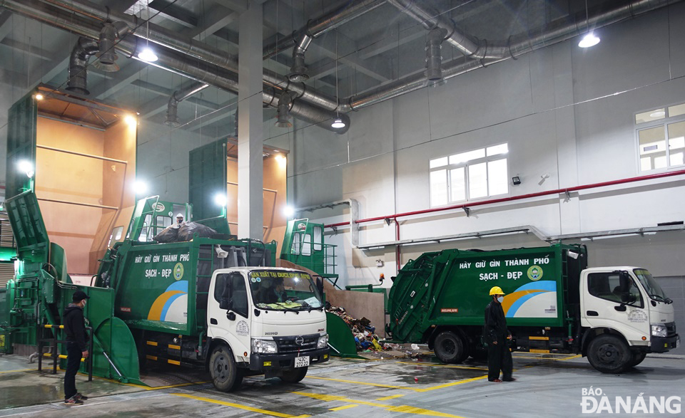 Trạm trung chuyển chất thải rắn khu vực quận Sơn Trà cũng tiếp nhận rác trở lại sau 3 ngày nghỉ Tết.