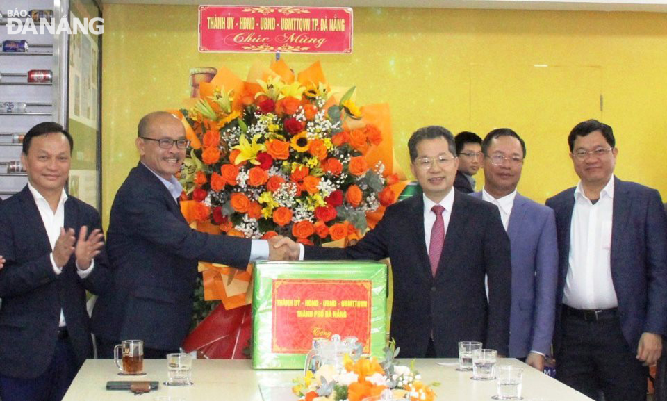 Bí thư Thành ủy Nguyễn Văn Quảng (thứ 3, từ trái sang) tặng quà, động viên cán bộ, công nhân tại  Công ty TNHH Nhà máy bia Heineken Việt Nam - Đà Nẵng. Ảnh: QUỲNH TRANG