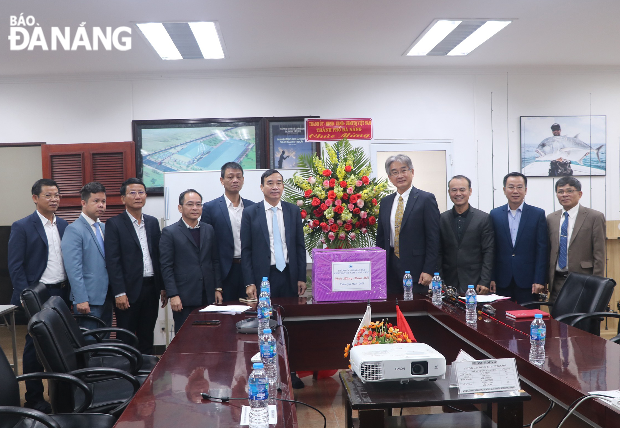 Chủ tịch UBND thành phố Lê Trung Chinh (thứ 6, từ trái sang) tặng quà, động viên cán bộ, nhân viên, công nhân Công ty TNHH DAIWA Việt Nam. Ảnh: VĂN HOÀNG