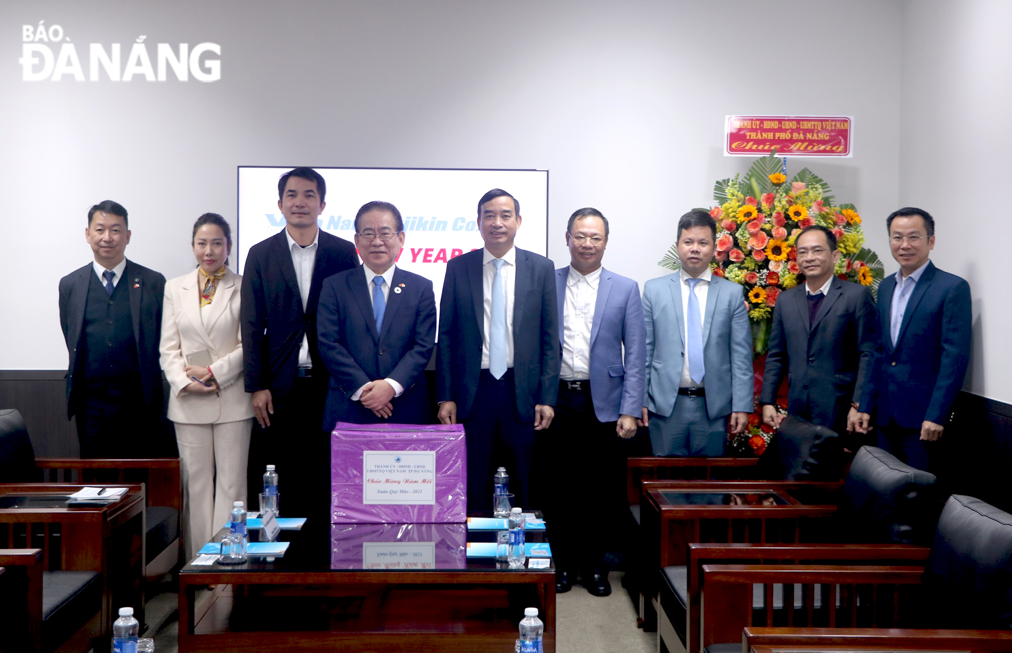 Chủ tịch UBND thành phố Lê Trung Chinh (thứ 6, từ trái sang) tặng quà, động viên cán bộ, nhân viên, công nhân Công ty TNHH Fujikin International. Ảnh: VĂN HOÀNG