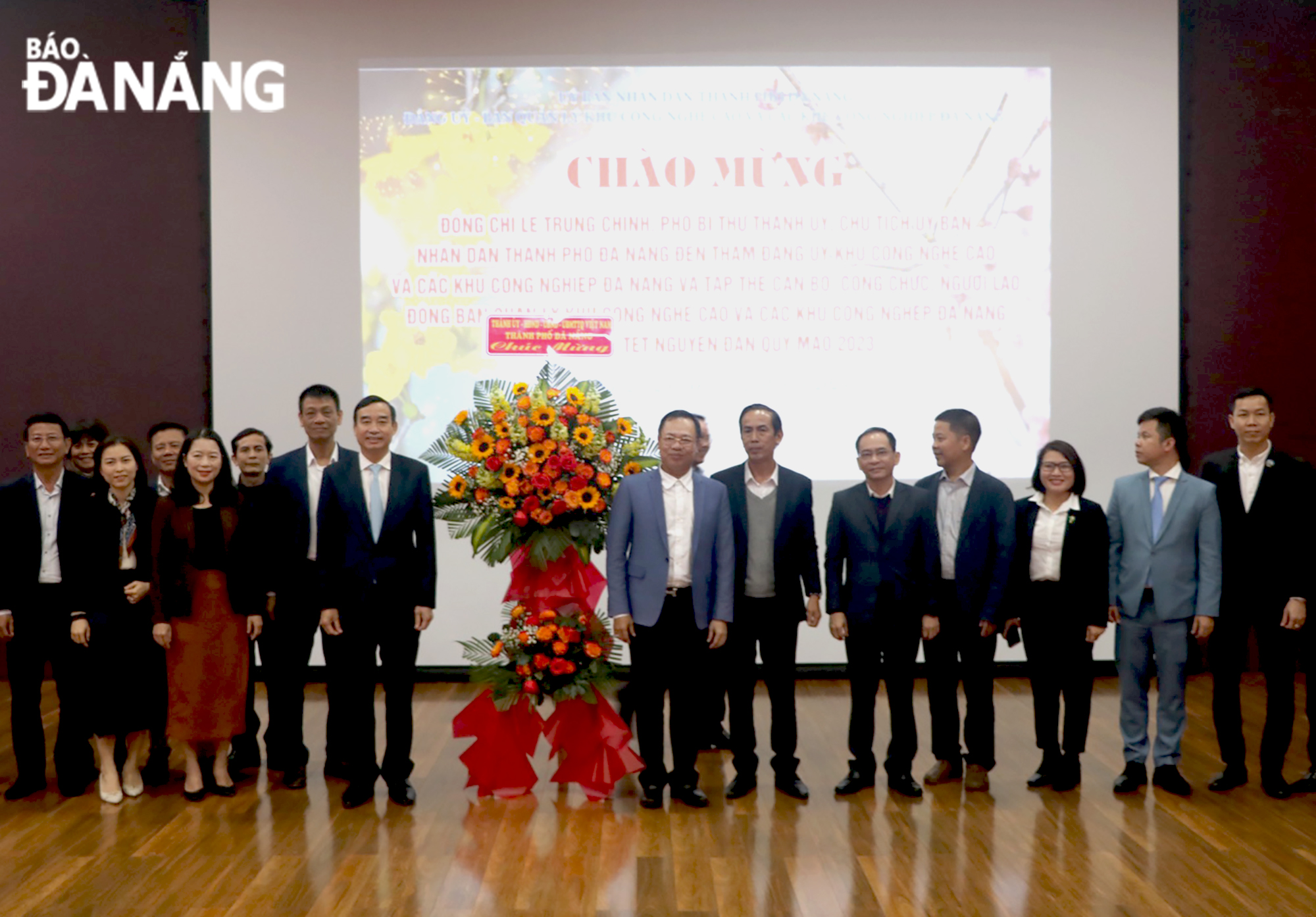 Chủ tịch UBND thành phố Lê Trung Chinh (thứ 5, từ trái sang) tặng quà, động viên cán bộ, nhân viên Ban Quản lý Khu Công nghệ cao và các khu công nghiệp Đà Nẵng. Ảnh: VĂN HOÀNG