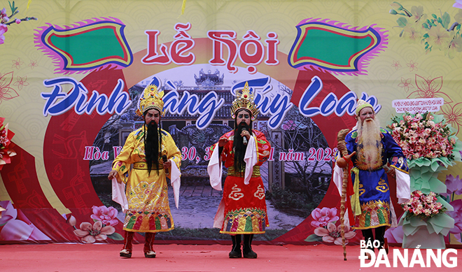 Hát mừng Phước, Lộc, Thọ khai mạc lễ hội đình làng Túy Loan. Ảnh: Q.C