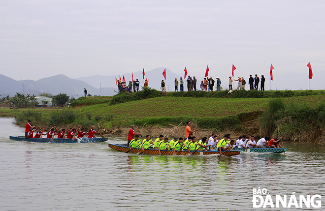 Đội đua thuyền các thôn tranh tài tại lễ hội đình làng. Ảnh: X.D