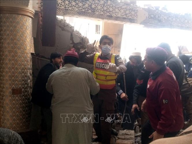 Lực lượng cứu hộ tìm kiếm nạn nhân mắc kẹt dưới đống đổ nát sau vụ nổ trong đền thờ ở Peshawar, Pakistan, ngày 30-1-2023. Ảnh: THX/TTXVN