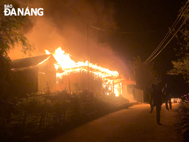 Hiện trường vụ cháy tại thôn A Râng (xã Axan, huyện Tây Giang, tỉnh Quảng Nam) rạng sáng 2-2. Ảnh: P.V
