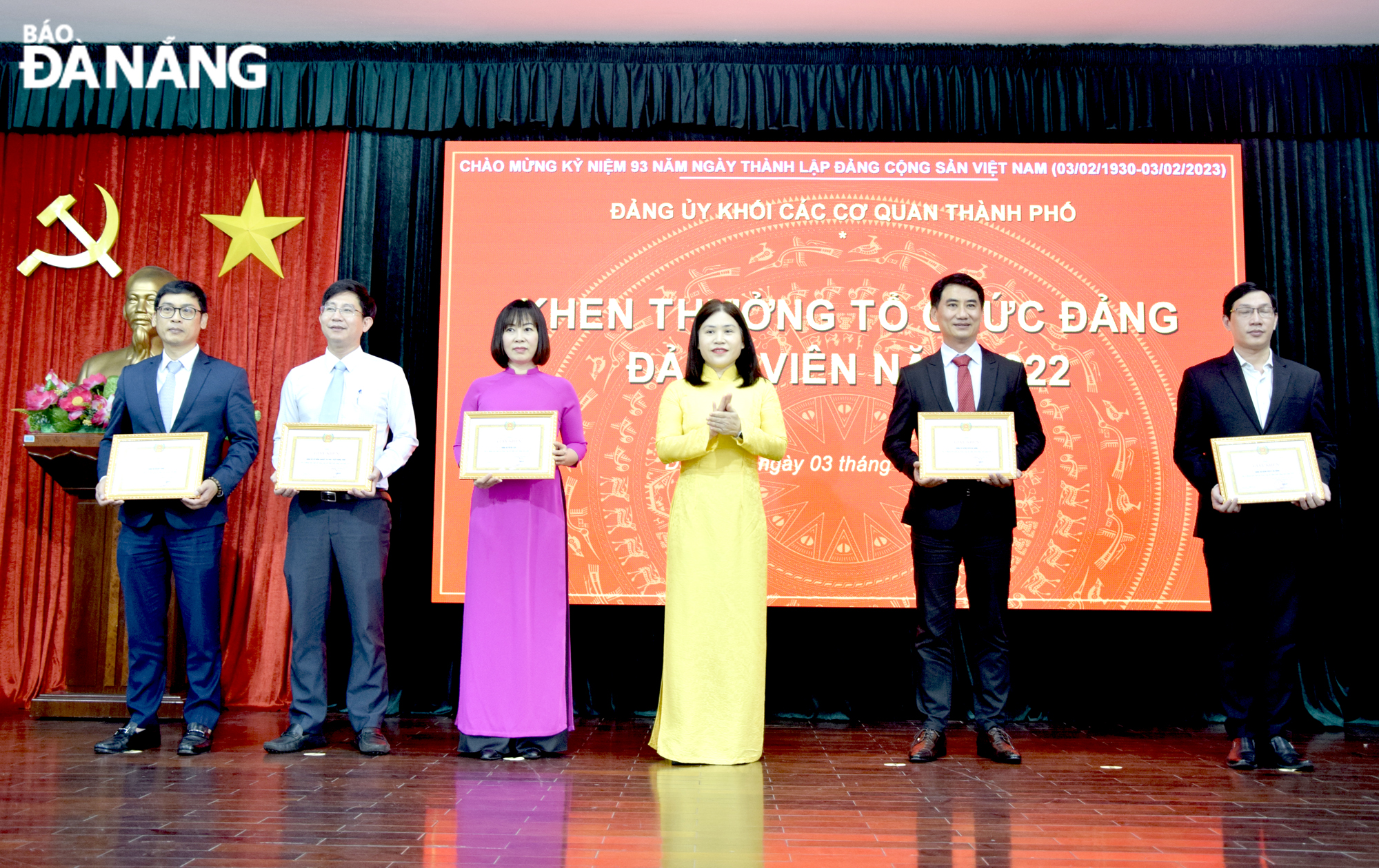 Phó Bí thư Thường trực Đảng ủy Khối các cơ quan thành phố Nguyễn Thị Kim Hoa (thứ 3, phải sang) trao thưởng cho các tổ chức đảng có thành tích xuất sắc trong công tác phát triển đảng viên năm 2022. Ảnh: T. HUY