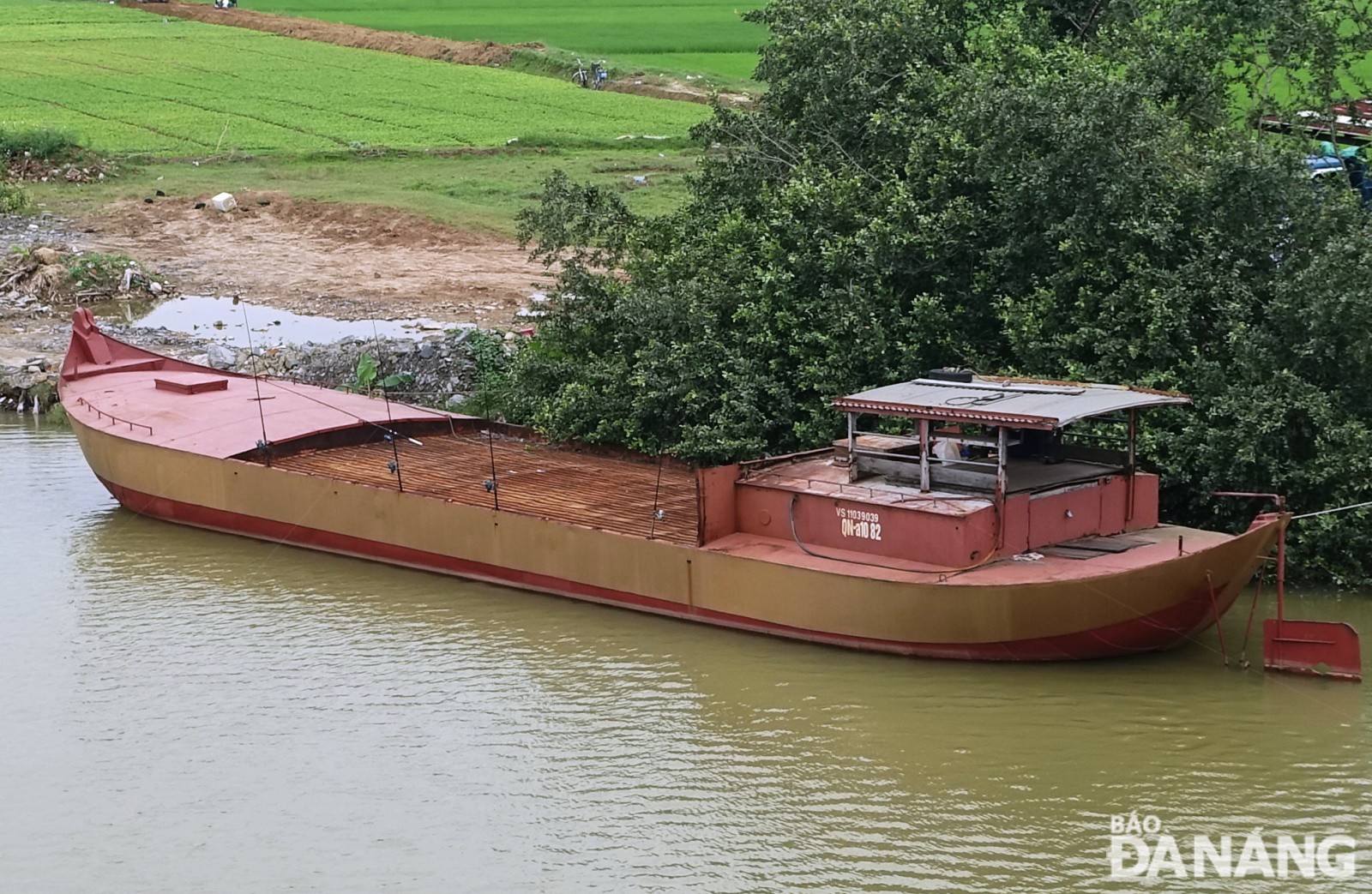 Một tàu chở cát từ Quảng Nam ra neo đậu bên bờ sông Quá Giáng, đã lâu chưa vào lại Quảng Nam chở cát ra bán.