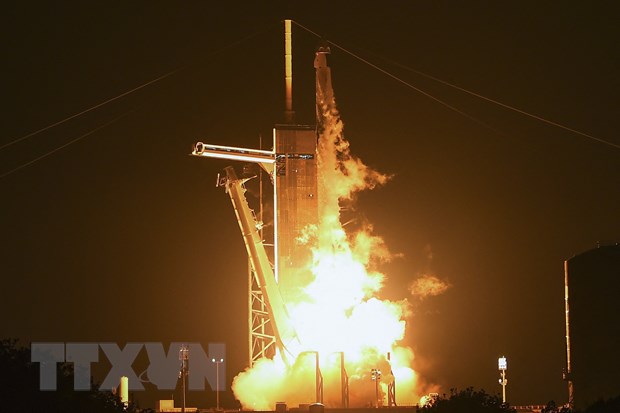 Tên lửa đẩy Falcon 9 mang theo tàu Dragon rời bệ phóng tại sân bay vũ trụ 39A ở Trung tâm vũ trụ Kennedy, bang Florida, Mỹ, ngày 2-3-2023. (Ảnh: AFP/TTXVN)