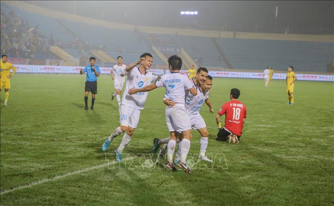 Các cầu thủ CLB Thép Xanh Nam Định (áo trắng) ăn mừng chiến thắng trước CLB Sông Lam Nghệ An. 