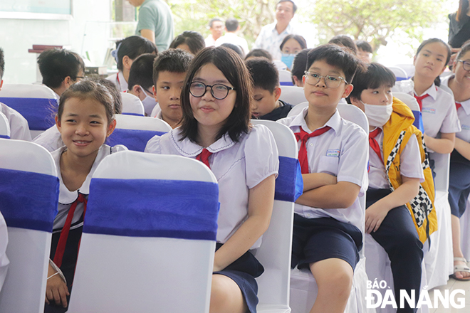 Các em học sinh chăm chú theo dõi những hoạt động tại lễ phát động ngày sách và văn hóa đọc Việt Nam lần thứ 2 năm 2023. Ảnh: X.D