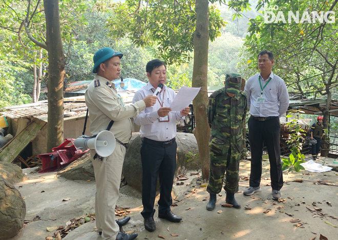 Lãnh đạo UBND phường Thọ Quang (quận Sơn Trà) đọc quyết định cưỡng chế của UBND quận Sơn Trà.