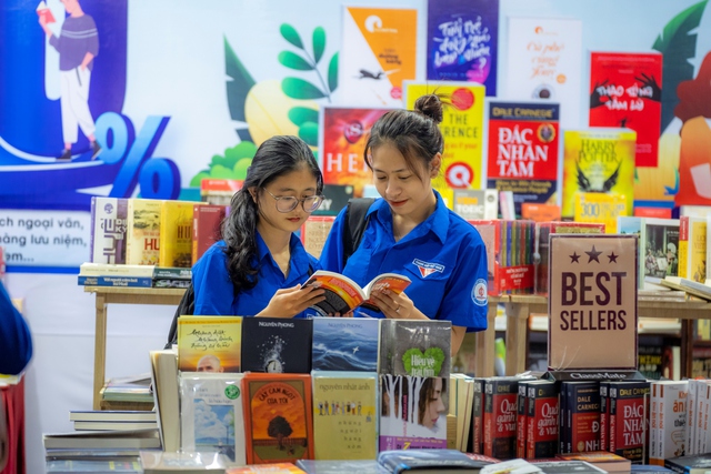 Ngày Sách và Văn hóa đọc Việt Nam tại thành phố Huế cũng như khắp mọi miền Tổ quốc thực sự phát huy được nét đẹp văn hóa truyền thống: Tôn vinh sách và những người làm sách, phát triển phong trào đọc sách - Ảnh: VGP/Lê Hoàng
