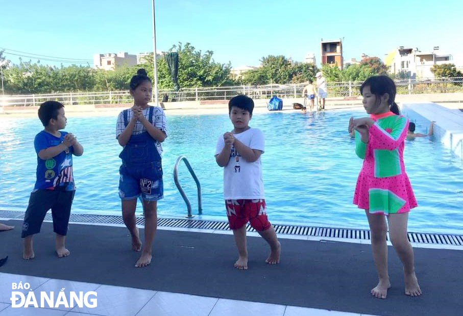 Dạy bơi cho trẻ em trong dịp hè