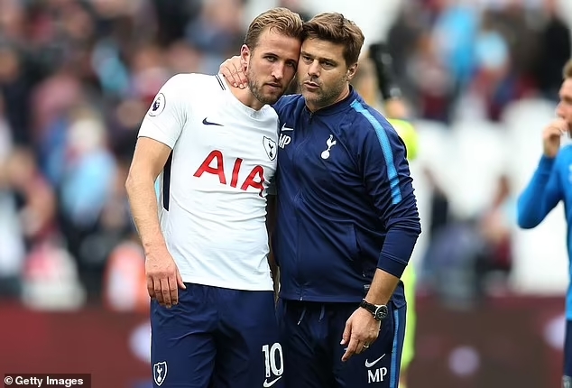 HLV Mauricio Pochettino (bên phải) hy vọng tái ngộ học trò cưng Harry Kane ở sân Stamford Bridge. Ảnh: Getty Images