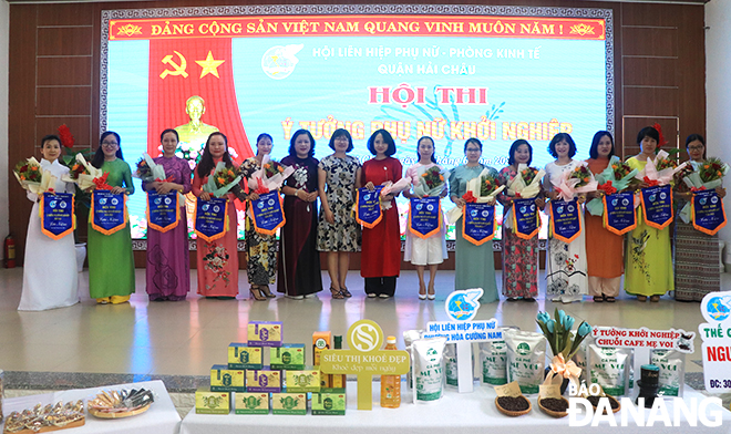 Ban Thường vụ Hội Liên hiệp Phụ nữ quận Hải Châu trao cờ lưu niệm cho các hội viên phụ nữ có ý tưởng tham gia hội thi. Ảnh: X.D