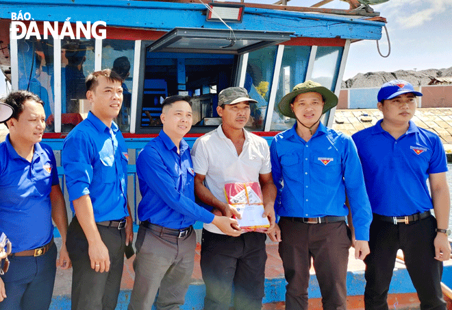 Tuổi trẻ Đoàn khối Các cơ quan thành phố tổ chức chuyến đi tình nguyện hè, tặng quà và cờ Tổ quốc cho ngư dân tại đảo Hòn La, tỉnh Quảng Bình trong tháng 7-2023.Ảnh: P.V 