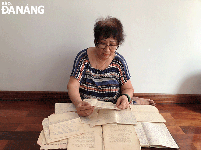 Hơn 40 năm, cô Nguyễn Thị Như Hảo vẫn gìn giữ cẩn thận các lá thư tay với nhiều hoài niệm.  Ảnh: KHA MIÊN