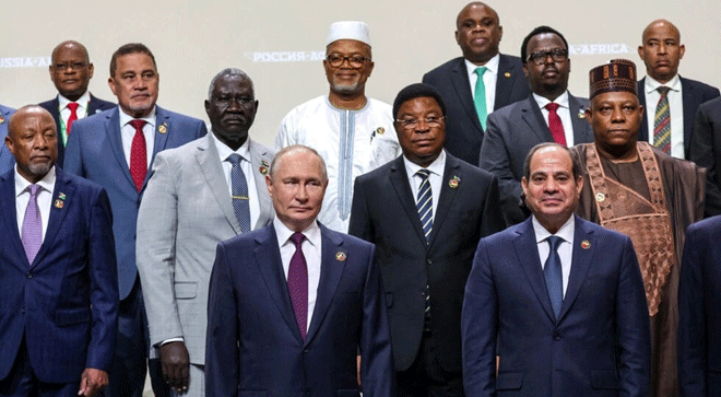 Tổng thống Nga Vladimir Putin (giữa) và lãnh đạo các nước dự hội nghị thượng đỉnh Nga - châu Phi 2023 ngày 28-7. Ảnh: AFP