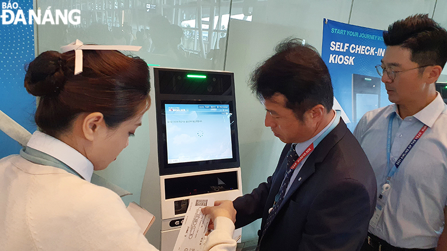 Du khách thích thú với dịch vụ check-in tự động tại sân bay