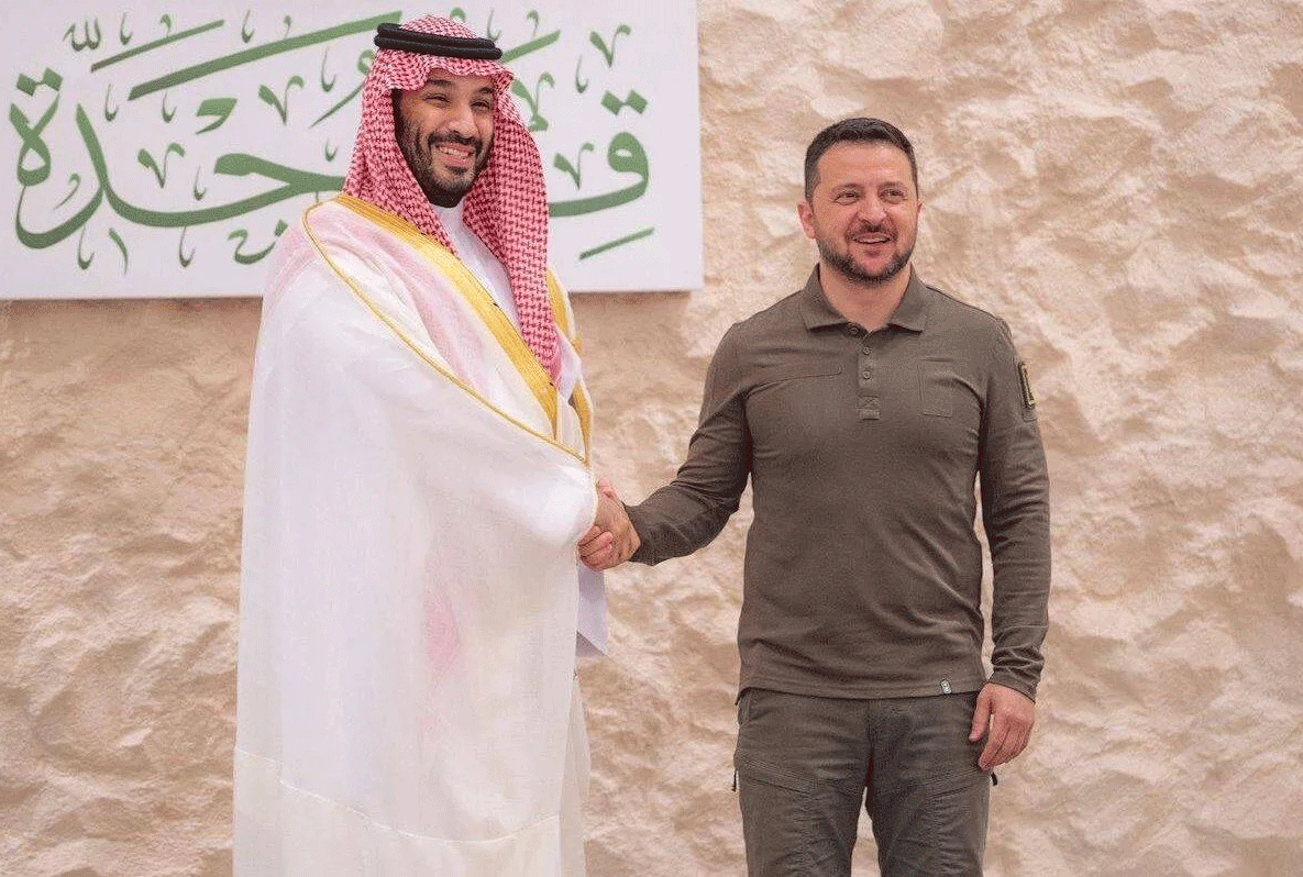 Thái tử Saudi Arabia Salman (bên trái) và Tổng thống Ukraine Zelensky ở Jeddah ngày 19-5. (Nguồn: Anadolu)