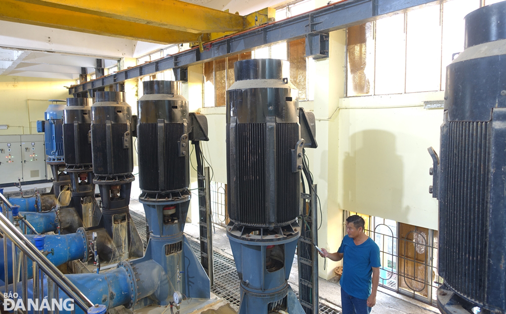 Công nhân Công ty CP Cấp nước Đà Nẵng thường xuyên đo độ rung máy bơm của trạm bơm phòng mặn An Trạch cũ để bảo đảm an toàn vận hành.