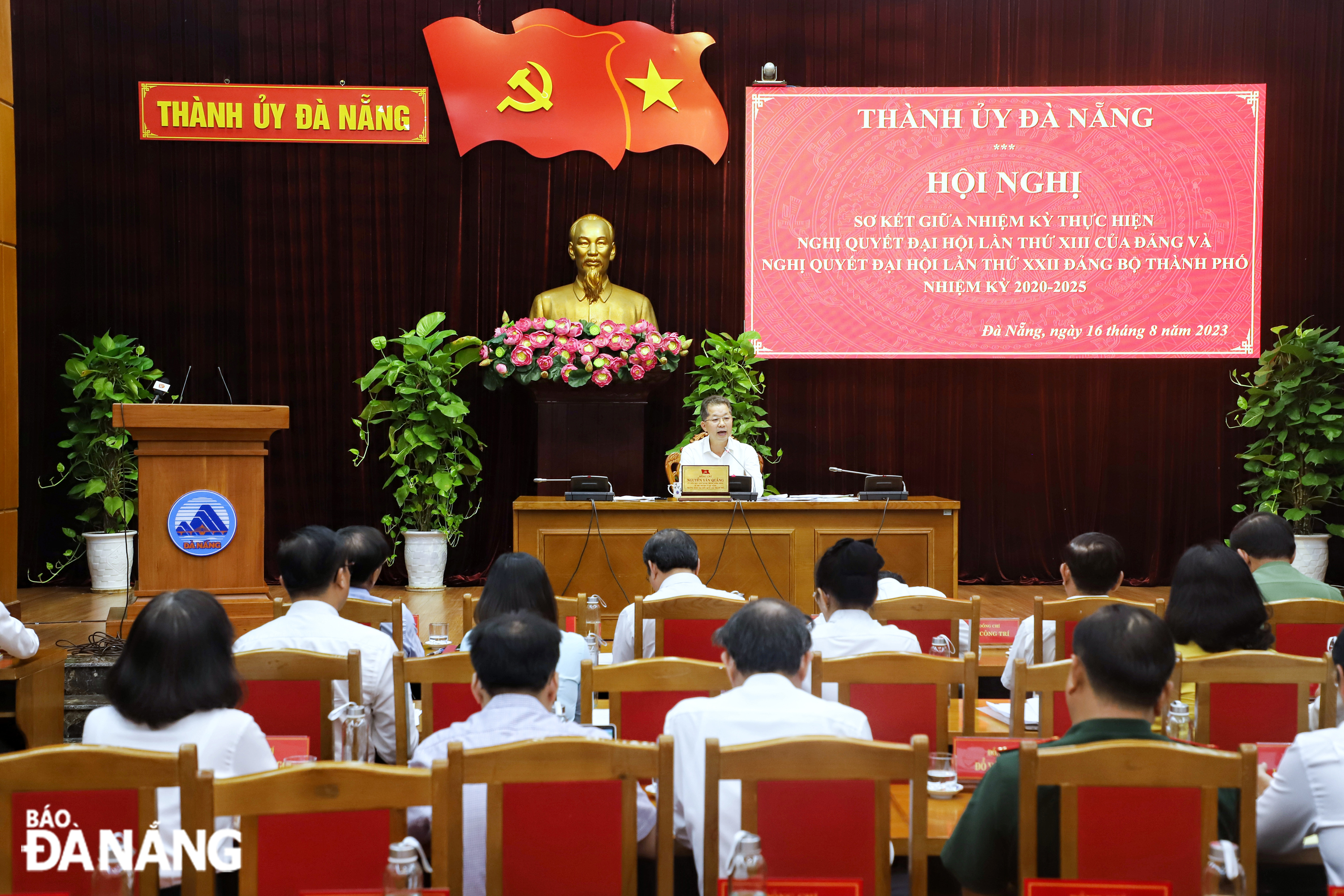 Bí thư Thành ủy Nguyễn Văn Quảng chủ trì thảo luận tổ số 1. Ảnh: NGỌC PHÚ