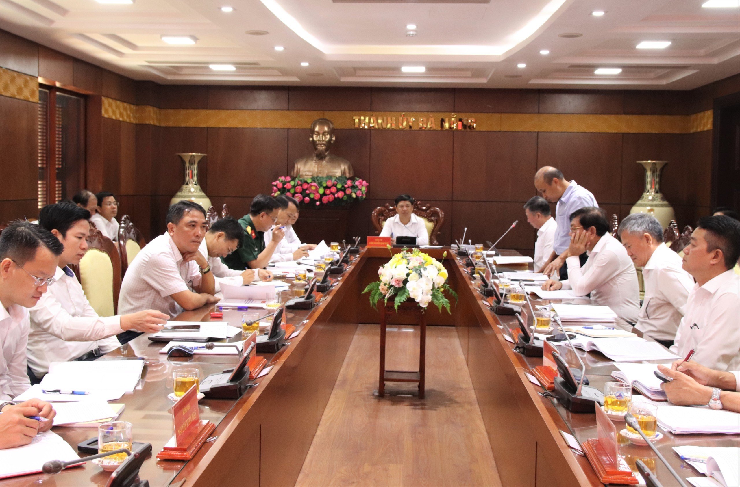 Phó Bí thư Thường trực Thành ủy Lương Nguyễn Minh Triết chủ trì thảo luận tổ 2. Ảnh: TRỌNG HUY