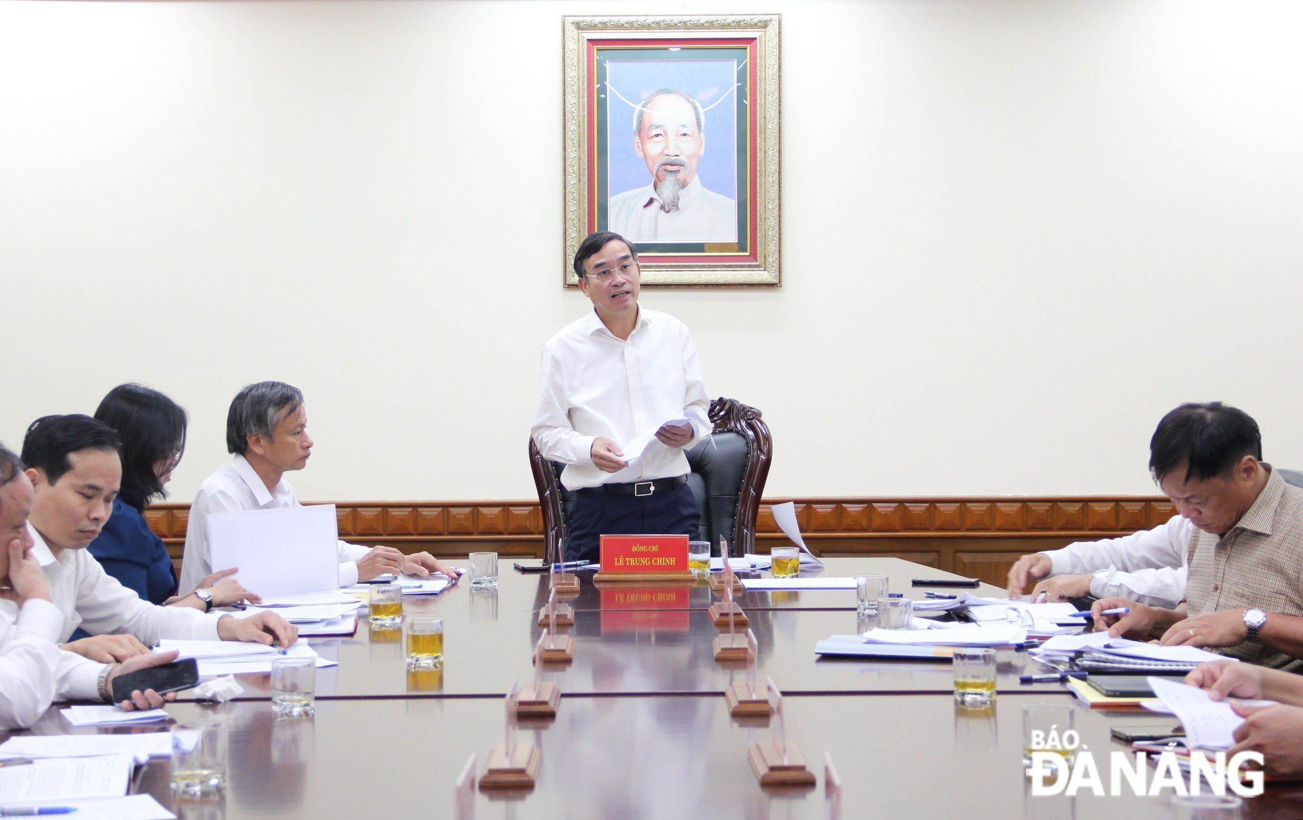 Chủ tịch UBND thành phố Lê Trung Chinh chủ trì thảo luận tổ. Ảnh: NGỌC PHÚ
