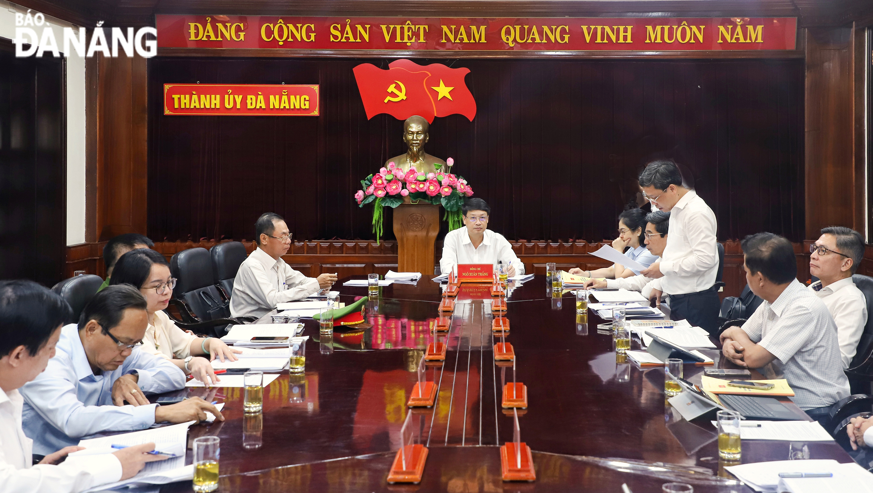Chủ tịch Ủy ban MTTQ Tổ quốc Việt Nam thành phố Ngô Xuân Thắng chủ trì thảo luận tổ 4. Ảnh: NGỌC PHÚ
