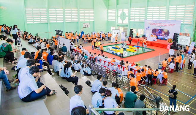 Cuộc thi Sáng tạo Robot dành cho học sinh trung học phổ thông (THPT) thành phố Đà Nẵng mở rộng năm 2023 chủ đề “Sáng tạo hôm nay - Hướng đến tương lai”, diễn ra trong hai ngày 19 và 20-8 tại nhà thi đấu Trường THPT chuyên Lê Quý Đôn.
