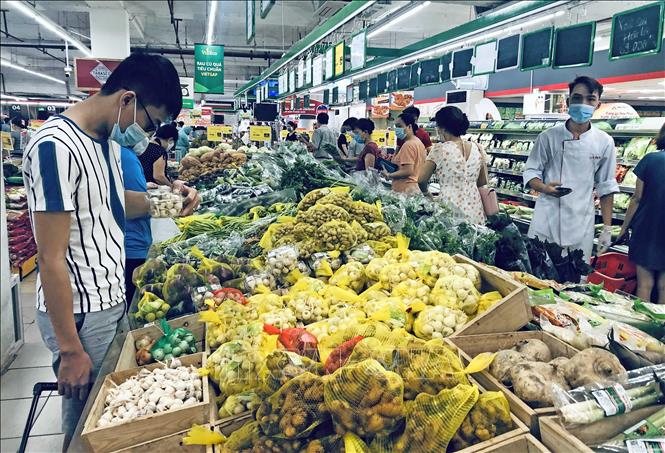 Người dân mua sắm tại siêu thị Vinmart trên phố Võ Thị Sáu, quận Hai Bà Trưng, Hà Nội. Ảnh tư liệu: Trần Việt/TTXVN