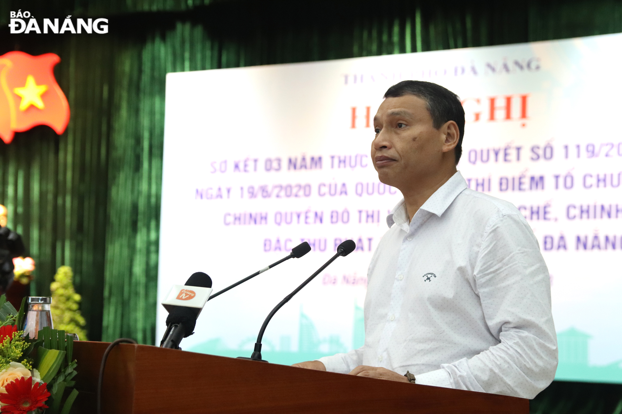 Phó Chủ tịch Thường trực UBND thành phố Hồ Kỳ Minh báo cáo tại hội nghị. Ảnh: TRỌNG HUY