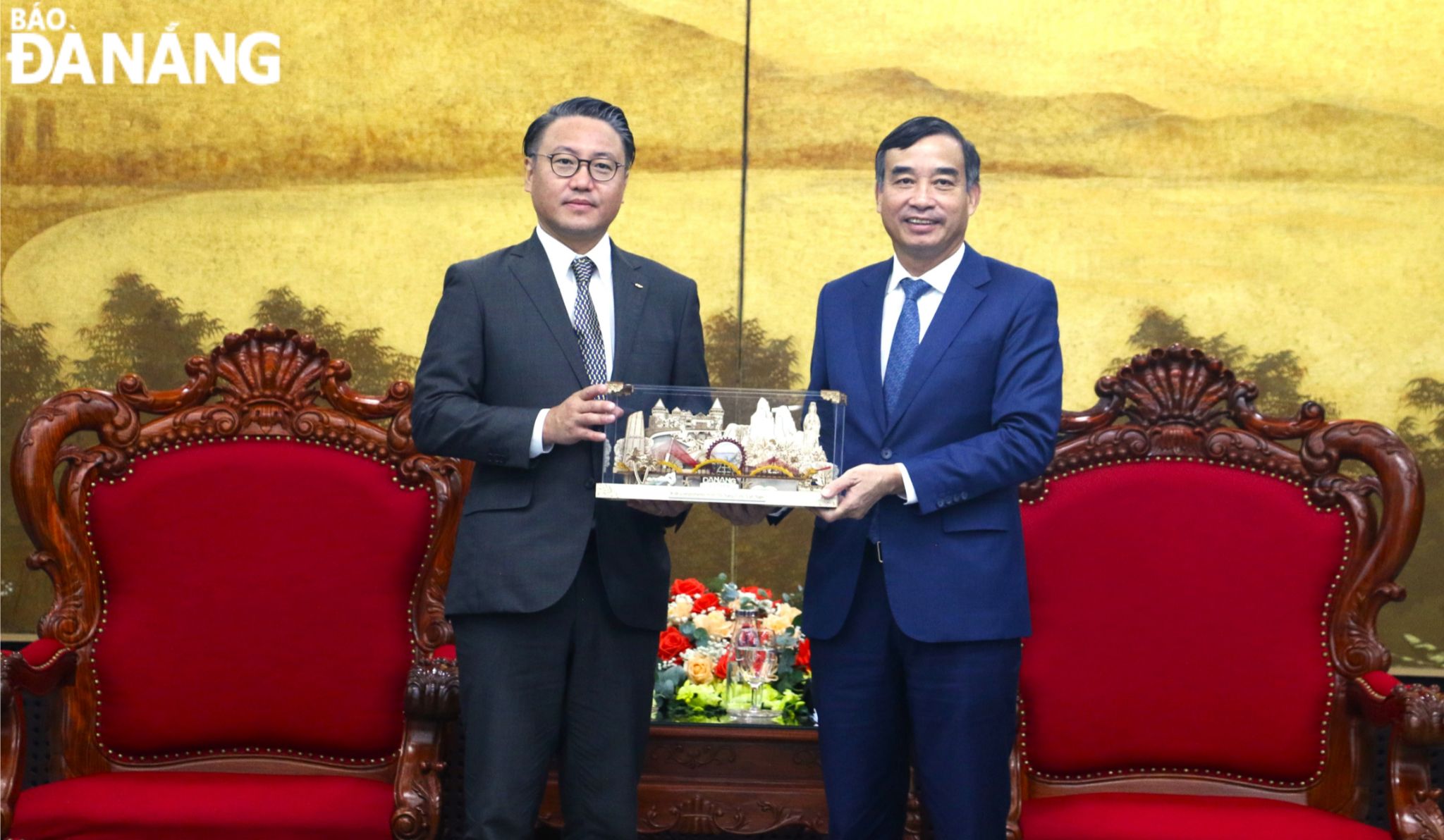 Chủ tịch UBND thành phố Lê Trung Chinh (bên phải) tặng quà lưu niệm đến Thống đốc tỉnh Nagasaki (Nhật Bản) Oishi Kengo. Ảnh: T.PHƯƠNG