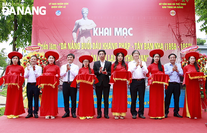 Phó Chủ tịch UBND thành phố Trần Chí Cường (giữa) và các đại biểu cắt băng khai mạc triển lãm. Ảnh: X.D