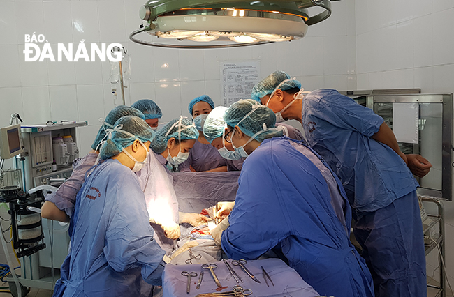 Triển khai kỹ thuật cấy ghép tế bào gốc tại Bệnh viện Đà Nẵng. Ảnh: PHAN CHUNG           