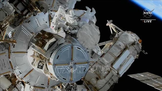 Phi hành gia Sultan Alneyadi của Các Tiểu vương quốc Arab thống nhất (UAE) và Steve Bowen của NASA thực hiện chuyến đi bộ ngoài không gian trên Trạm vũ trụ quốc tế ISS. Ảnh: NASA/TTXVN