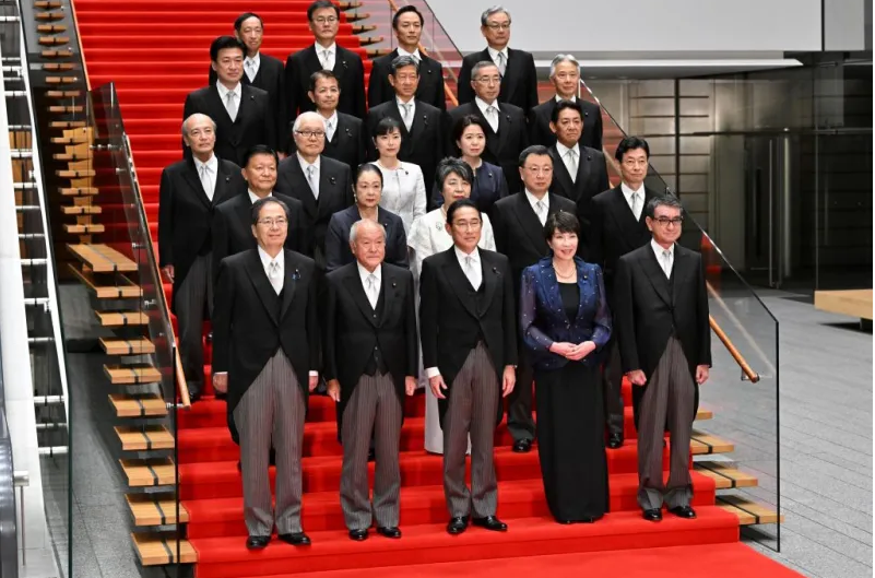 Thủ tướng Nhật Bản Kishida Fumio (hàng đầu, ở giữa) và các thành viên nội các mới sau cuộc cải tổ tại Tokyo ngày 13-9. Ảnh: AFP	