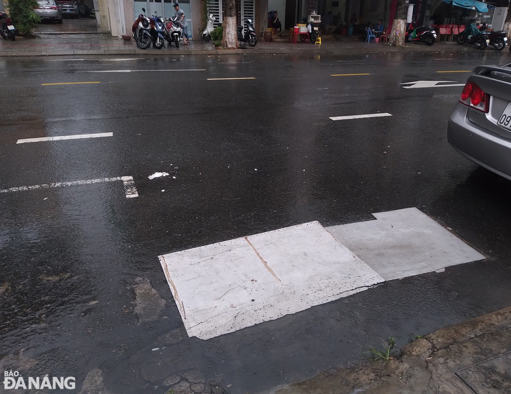 Một số cửa thu nước mưa trên mặt đường Đống Đa đoạn từ đường Trần Quý Cáp đến Tân Lập 1 cũng bị bịt kín.