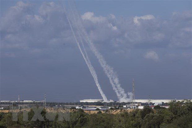 Hệ thống tên lửa phòng không Vòm Sắt tại Ashkelon, Israel được kích hoạt để đánh chặn loạt rocket phóng từ Dải Gaza ngày 7-10. (Ảnh: TTXVN)