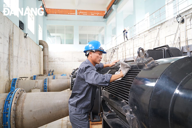 Công nhân vận hành hệ thống cấp nước tại Nhà máy nước Cầu Đỏ. Ảnh: XUÂN SƠN