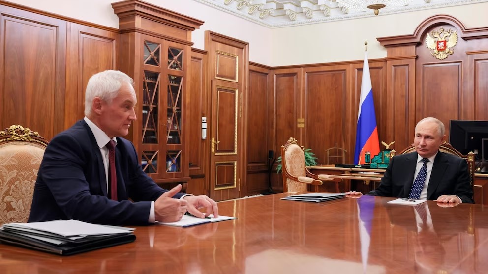 Tổng thống Nga Vladimir Putin (bên phải) và Phó Thủ tướng thứ nhất Andrei Belousov tại cuộc họp ngày 7-11 ở Moscow (Nga). Ảnh: AP