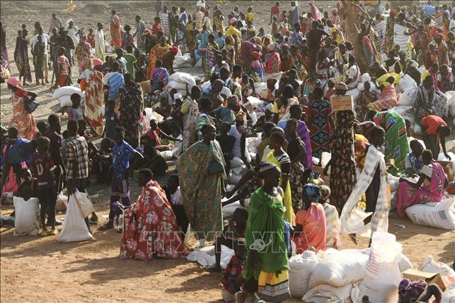 Người dân tị nạn nhận lương thực cứu trợ tại Bentiu, Nam Sudan ngày 6-2-2023. Ảnh: TTXVN