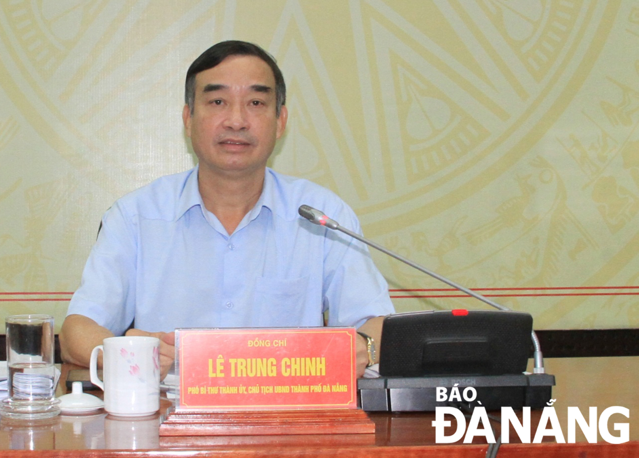 Chủ tịch UBND thành phố Lê Trung Chinh chủ trì phiên họp. Ảnh: TRỌNG HÙNG