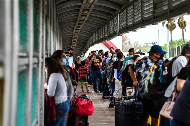 Số người di cư qua Mexico đến Mỹ tăng vọt