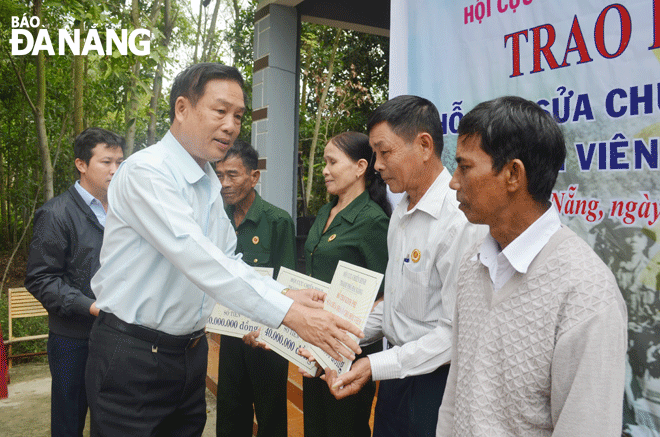 Đại tá Bùi Chí Loan, Phó Chủ tịch Thường trực Hội Cựu chiến binh thành phố trao tiền sửa chữa nhà ở cho hộ cựu chiến binh nghèo huyện Hòa Vang.